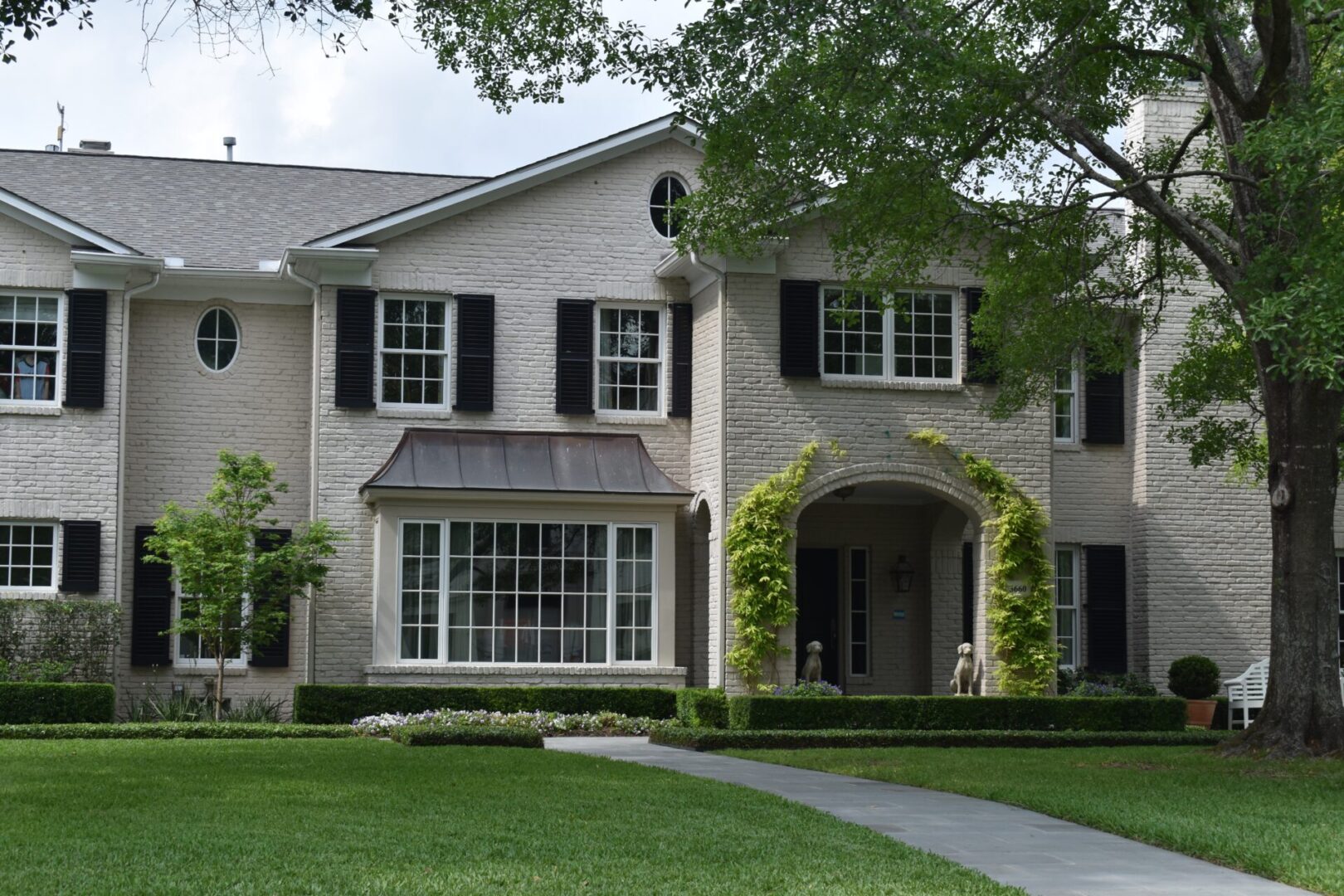 A,Luxurious,Mansion,With,Beautiful,Vines,At,The,Entrance,In